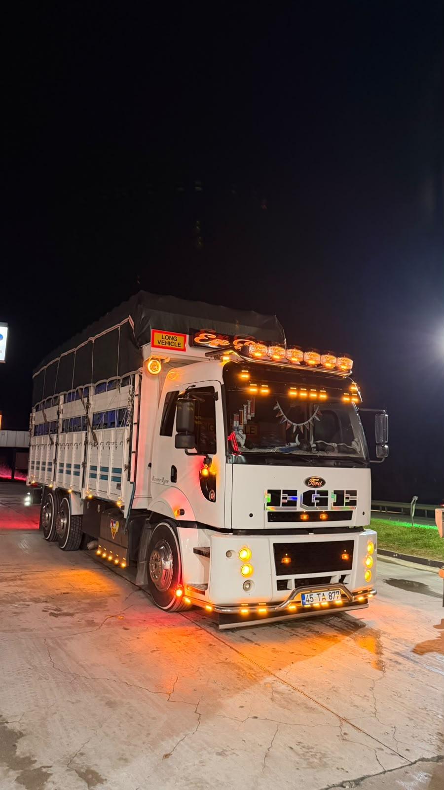 Sarı LED ışıklarıyla aydınlanan kamyon, gece ön görünüm